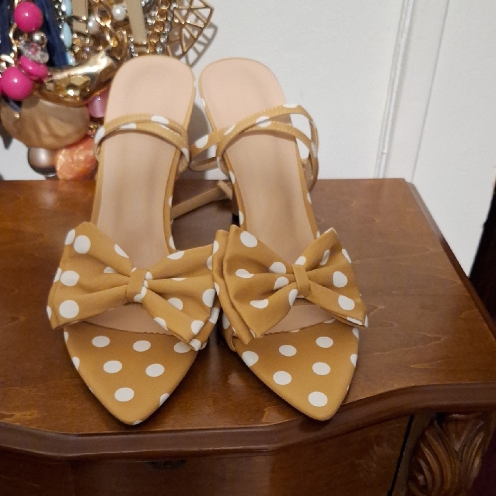 Chic Polka Dot Bow Heels in Tan
